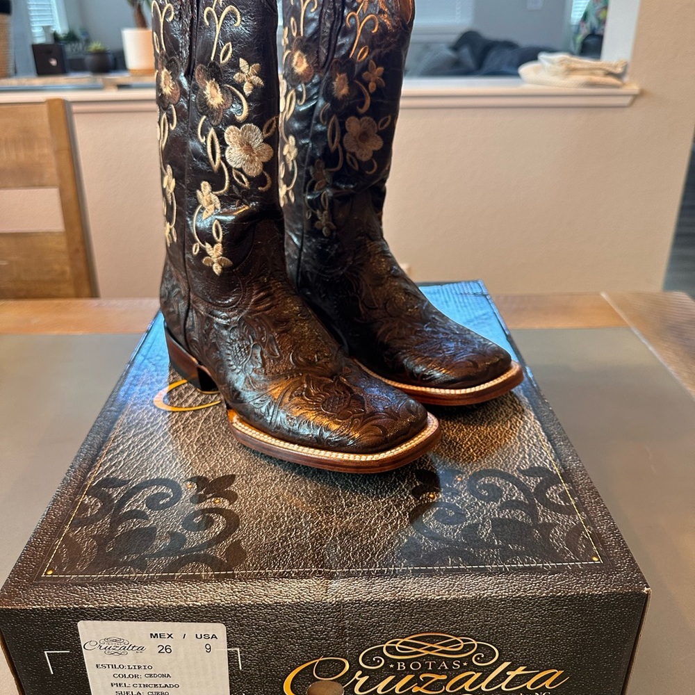 Women’s cowgirl boots size 9
